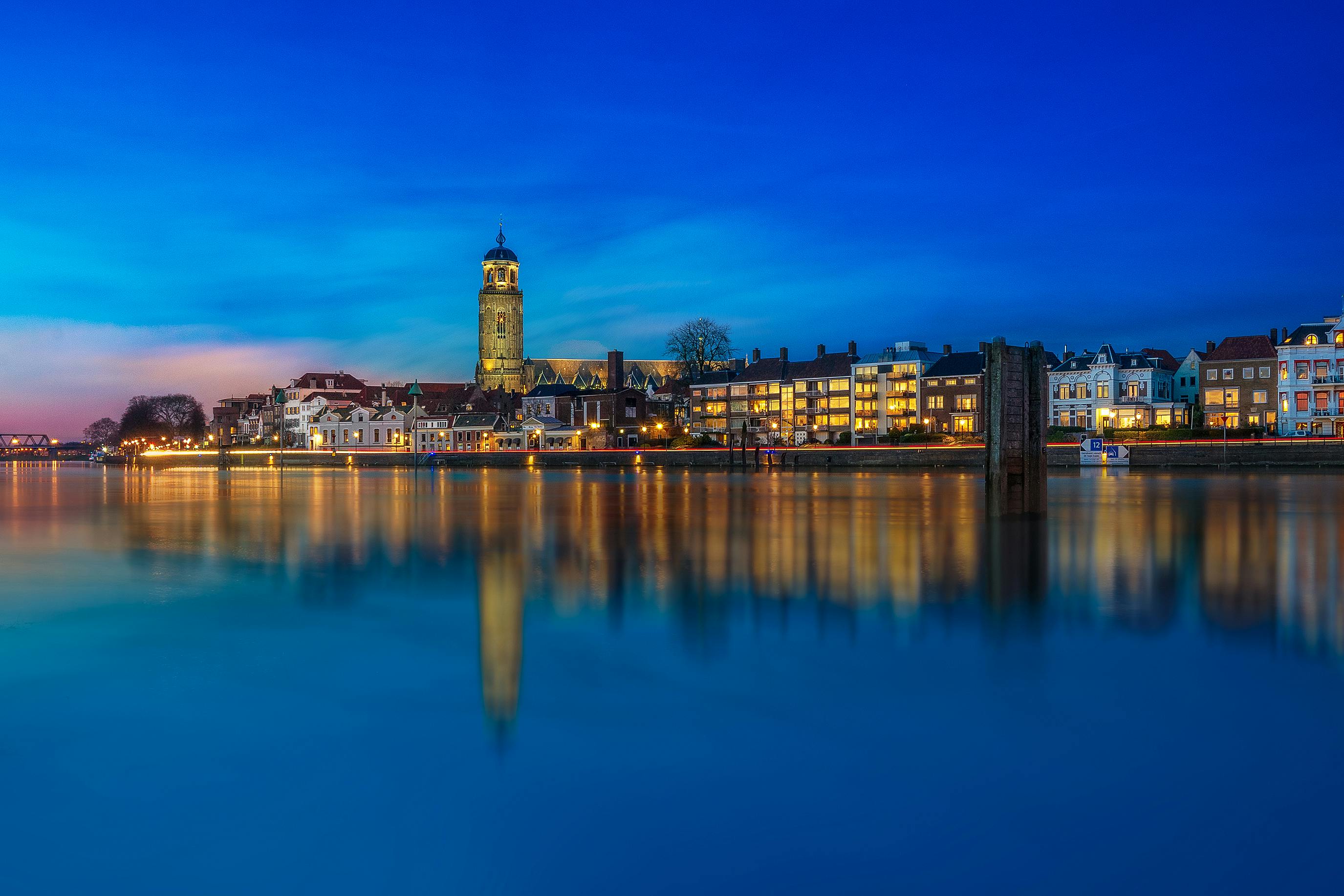 BE NL LUX DE Malerische nächtliche Stadtlandschaft